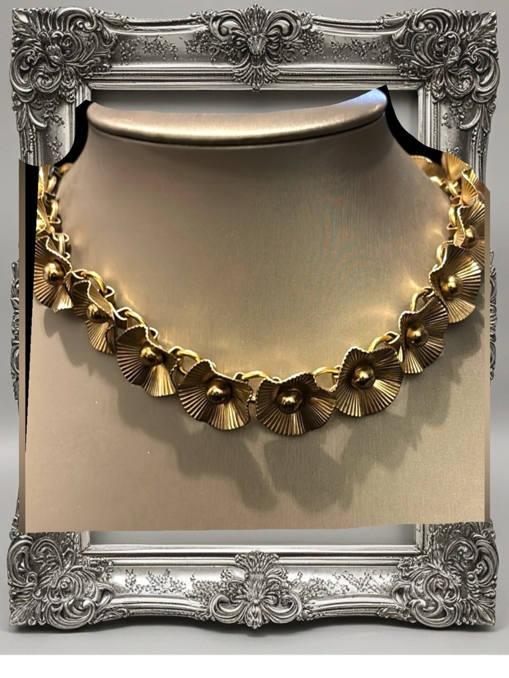 Elegant Gold Floral Necklace